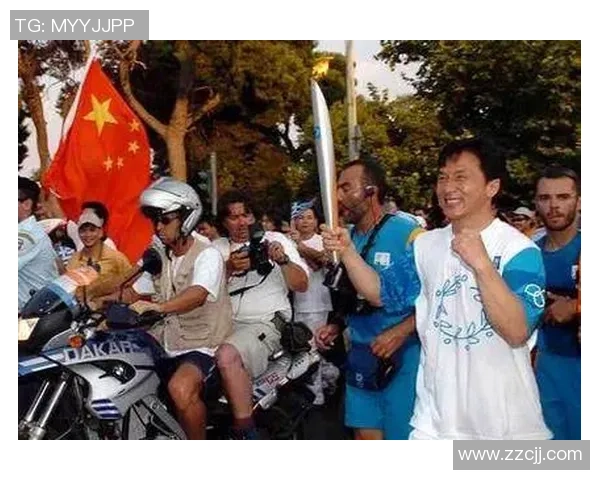 当足球巨星偶遇成龙现场气氛沸腾引发全场热烈欢呼 当足球巨星偶遇成龙现场气氛沸腾引发全场热烈欢呼