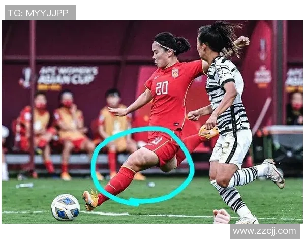 男足球星意外邂逅女足美女展现默契互动 引发网友热议