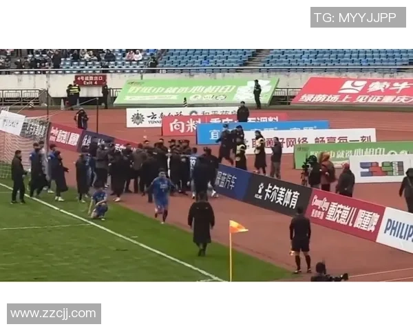 足球场上与球星共照的裁判成为焦点引发热议各界纷纷讨论其独特地位