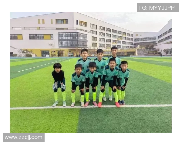 足球场上的默契瞬间 众星同笑传递友谊与荣耀