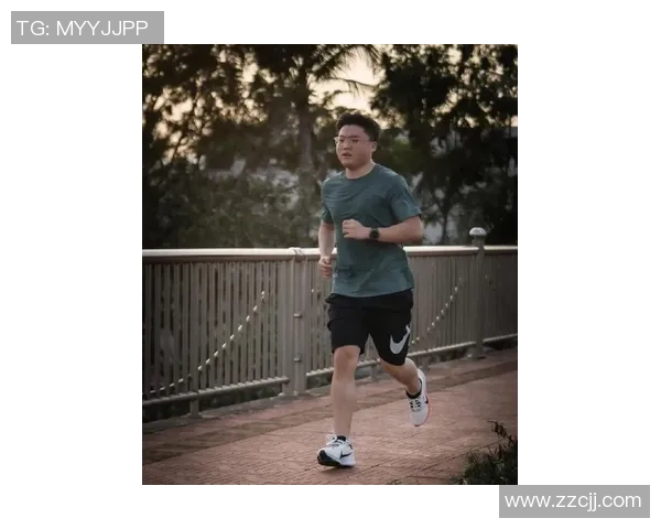 足球明星跨界挑战篮球赛场展现运动天赋与激情